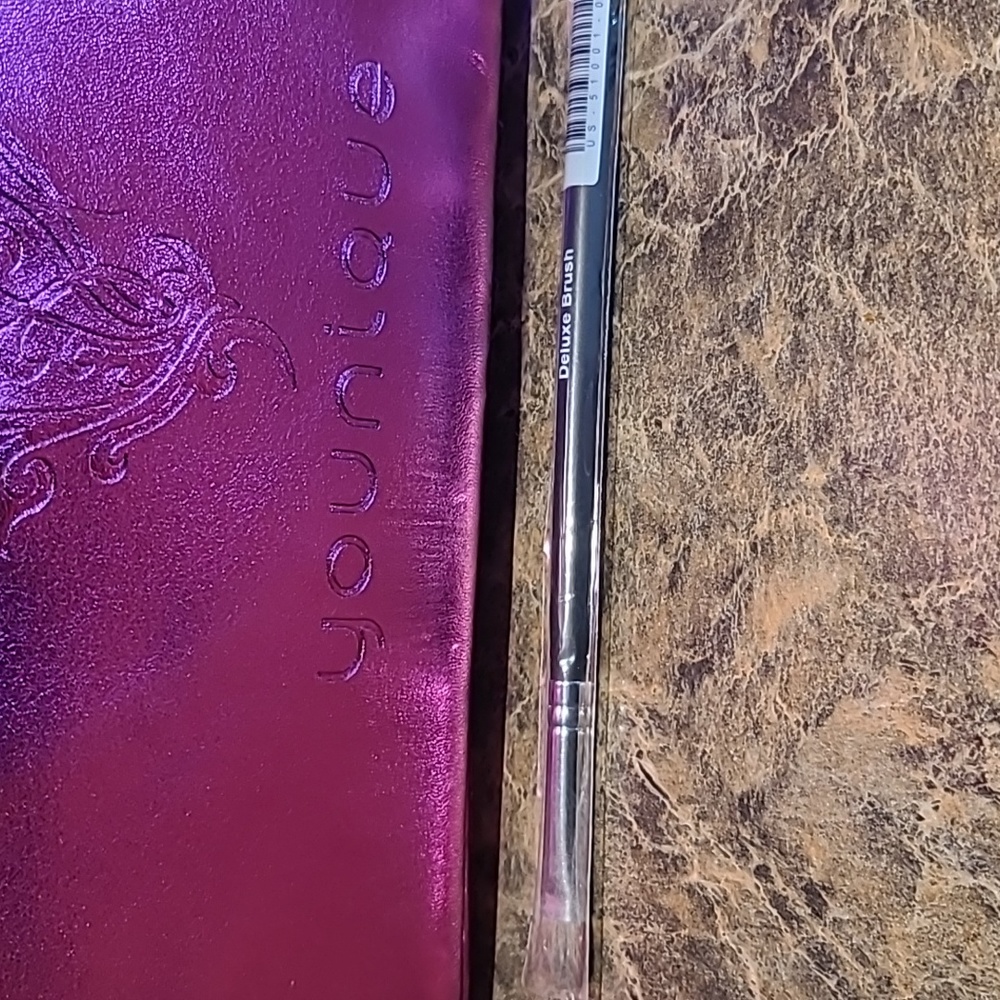 Younique Deluxe Shadow Brush